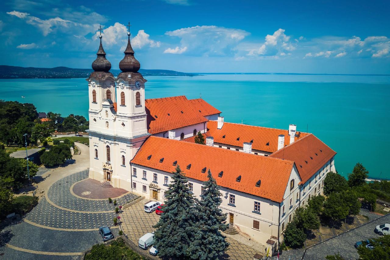Időutazás a Balaton partján – Tihany varázsa és Balatonfüred reformkori forgataga fotó