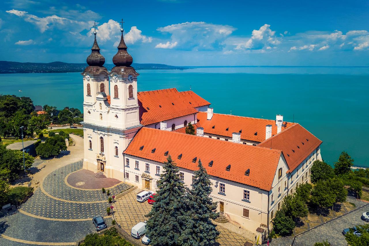 Időutazás a Balaton partján – Tihany varázsa és Balatonfüred reformkori forgataga fotó